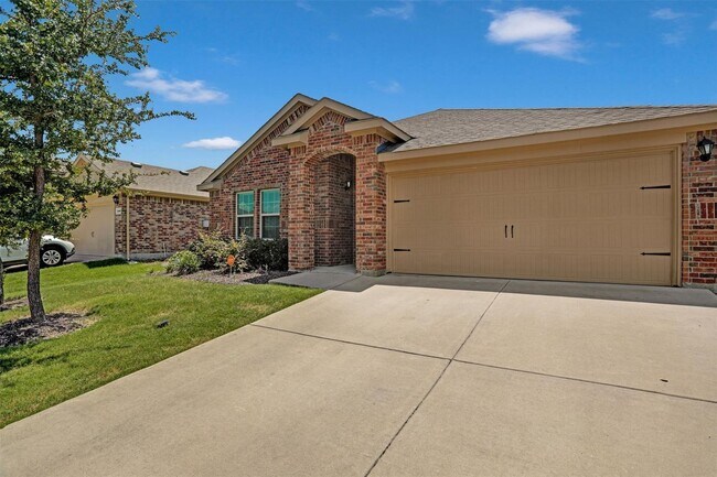 Building Photo - 4 bedroom, 2 baths and a 2-car garage Livi...