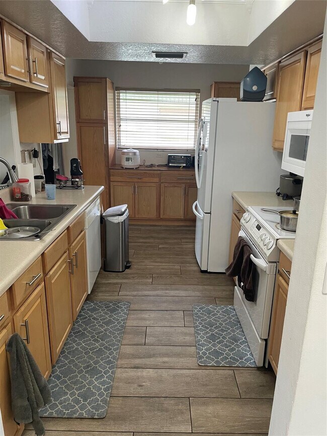 Building Photo - 4401 NW 43rd Ave