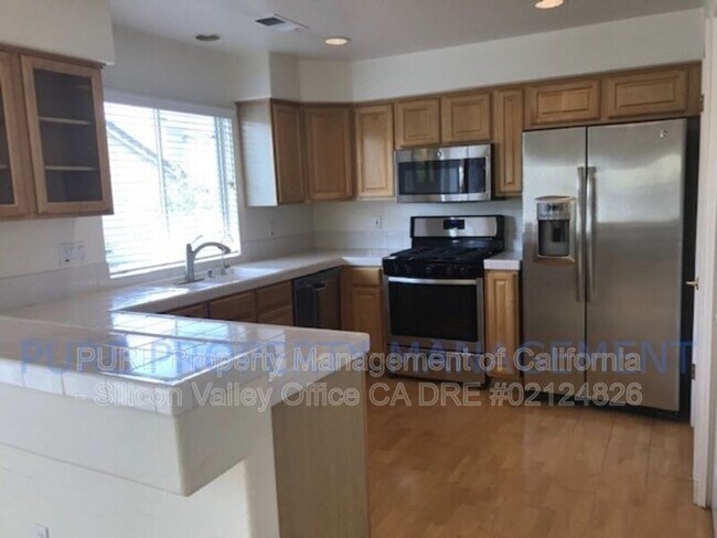 Building Photo - 587 Skypark Dr