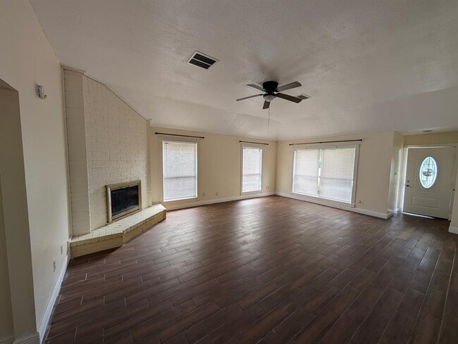 Building Photo - 2223 Sentinal Oaks St