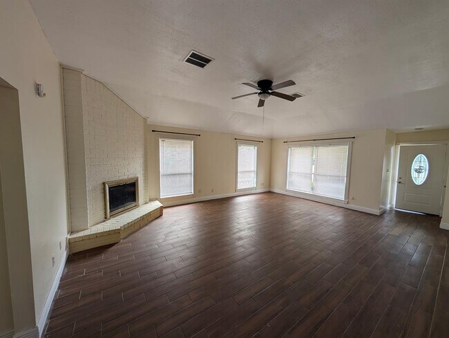 Foto del edificio - 2223 Sentinal Oaks St