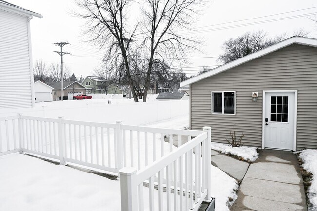 Building Photo - 5 Bedroom 3.5 Bathroom House in Grand Forks
