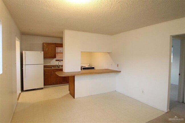 Building Photo - 11 E 6th St