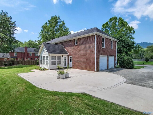 Building Photo - 2925 Deer Valley Dr SE