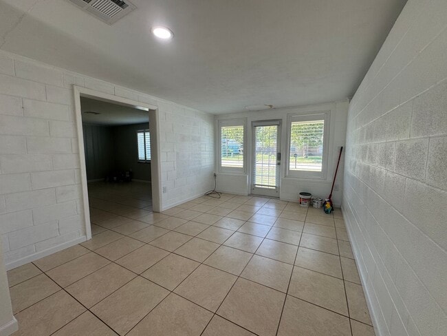 Building Photo - REMODELED Eustis 2/2 with NO HOA!