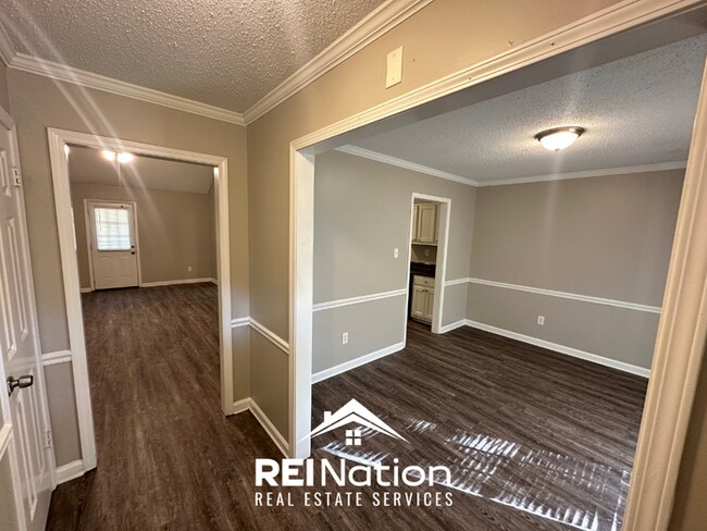 Foto del edificio - CORDOVA COVE CHARMER! 3BR/2BA | High Ceilings & Brick Fireplace | 2-Car Garage!