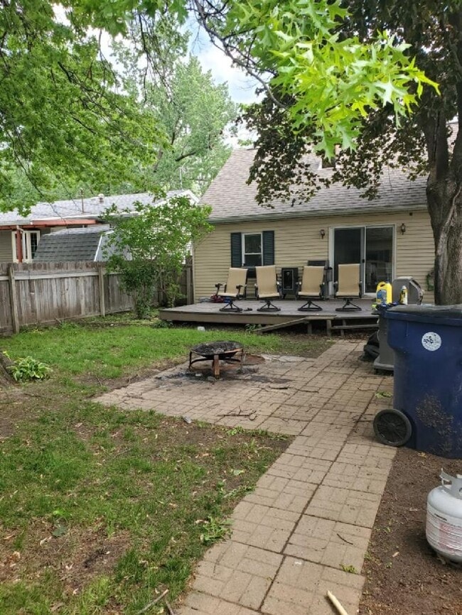 Building Photo - FOR RENT Spacious 4 Bed / 1 Bath Home on C...