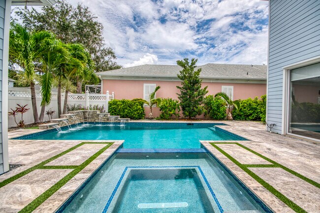 Foto del edificio - 240 Poinciana Dr