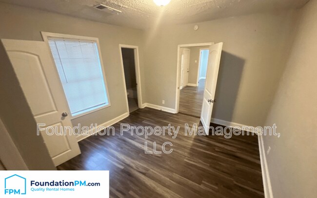 Building Photo - 1611 Hugenot St