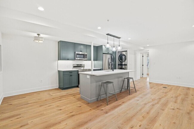 Building Photo - Lovely Lower Level Unit Near Union Market/...