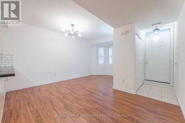 Photo du bâtiment - 760 Lawrence Ave W