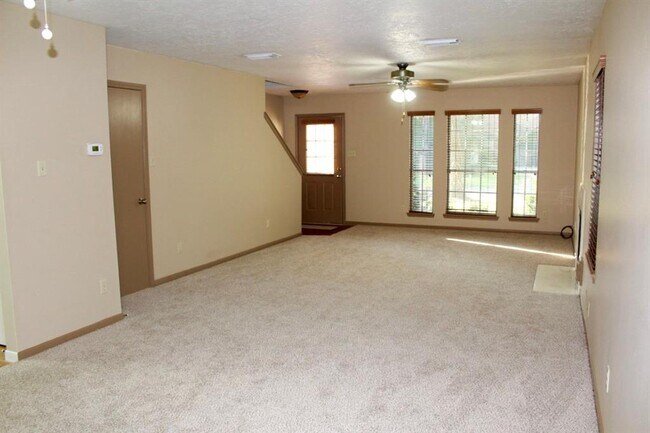 Foto del edificio - 2211 Pincher Creek Dr