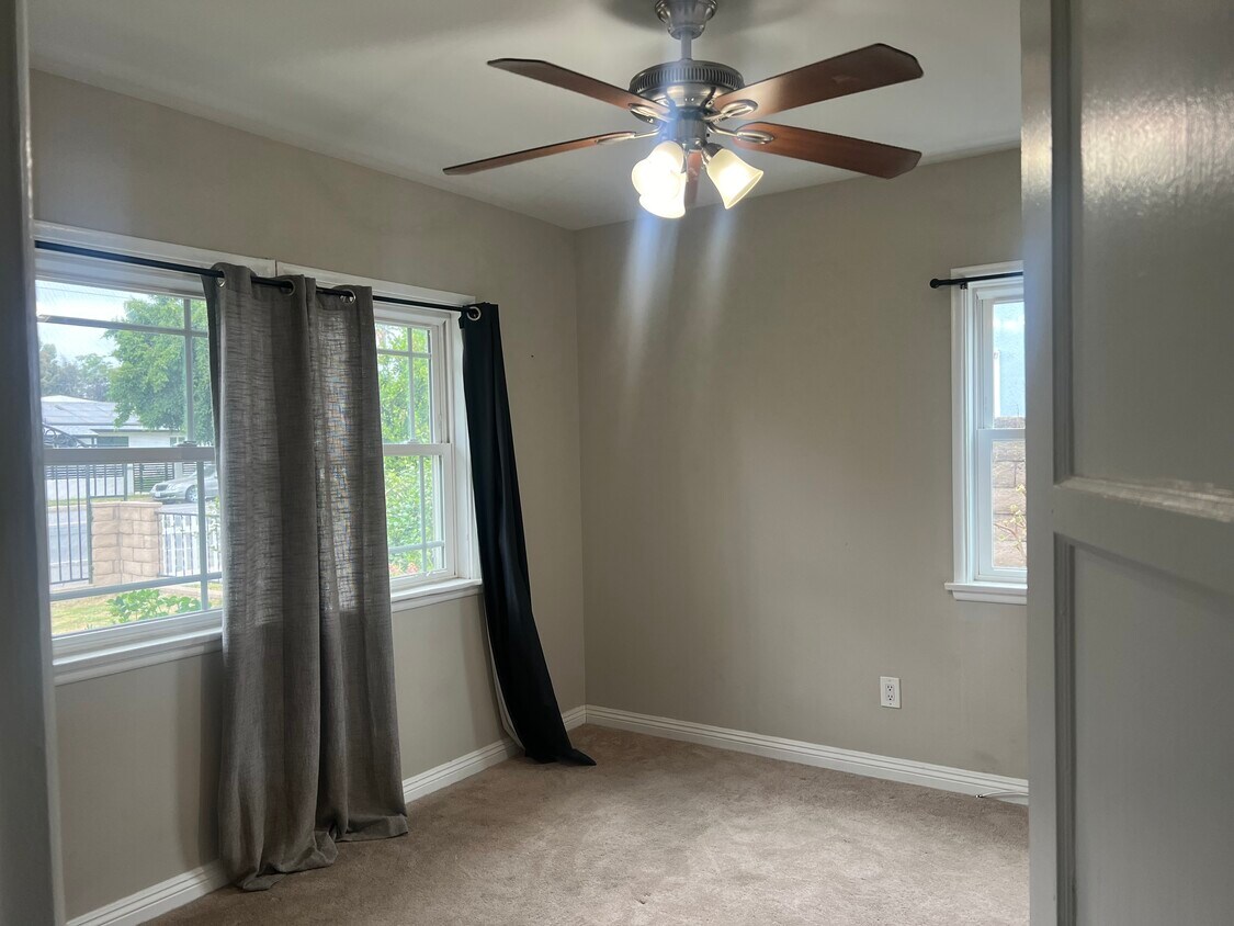 1 bedroom / Shared bathroom - 17424 Saticoy St