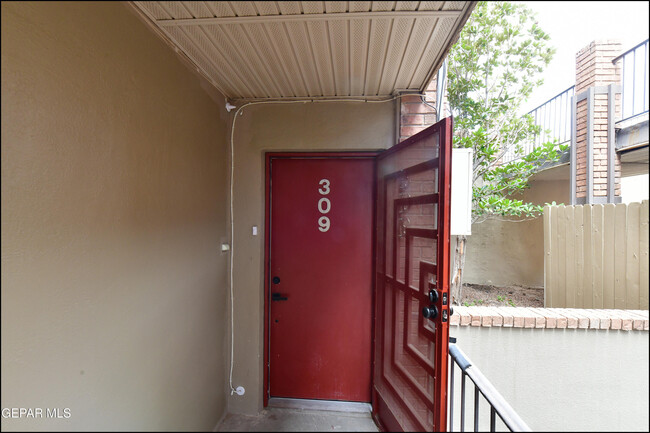 Building Photo - 4433 N Stanton St