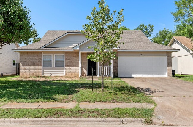 Building Photo - 1207 York Castle Dr