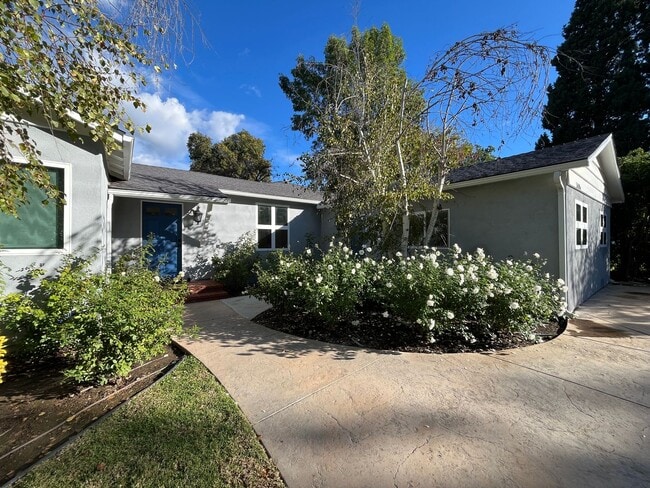 Building Photo - Upgraded Woodland Hills 2+2.5 plus 2 bonus rooms and Studio Guest House with kitchen and full bath!!