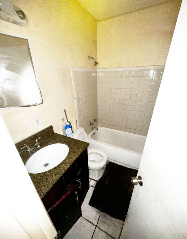 Foto del edificio - 837 NW 10th Terrace