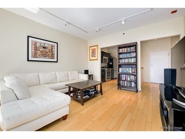 Building Photo - 8 E Randolph