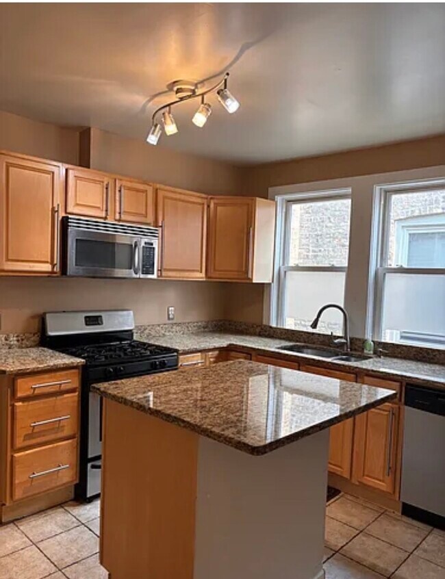 Foto del edificio - 5642 N Bernard St