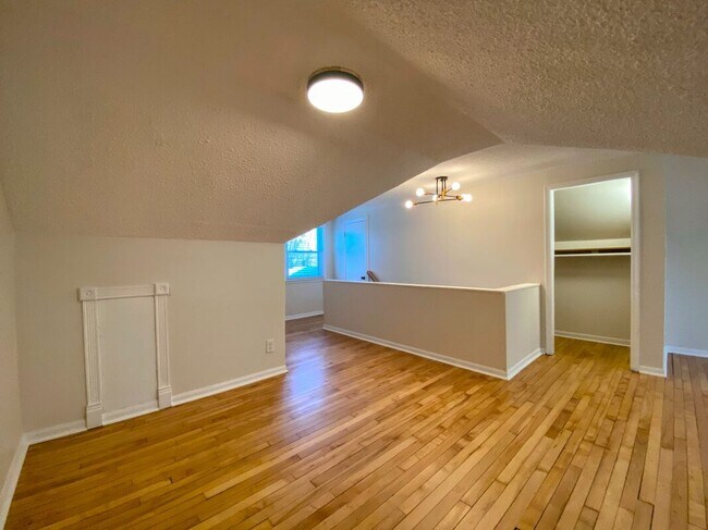 Suite principal: amplio espacio diáfano con posibilidad de configurarla a su gusto. - 710 Sheridan Avenue North