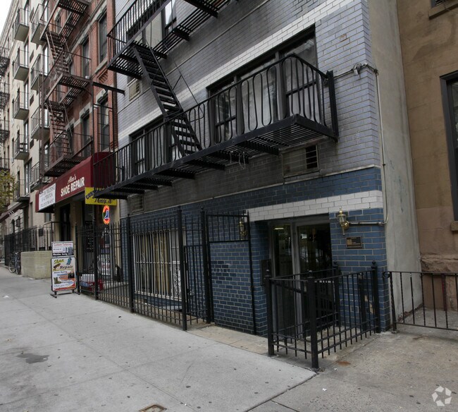 Building Photo - 225 E 82nd St