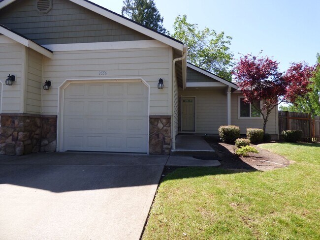 Foto del edificio - 2 bed 1 bath + Bonus Room Duplex in Northeast Salem!