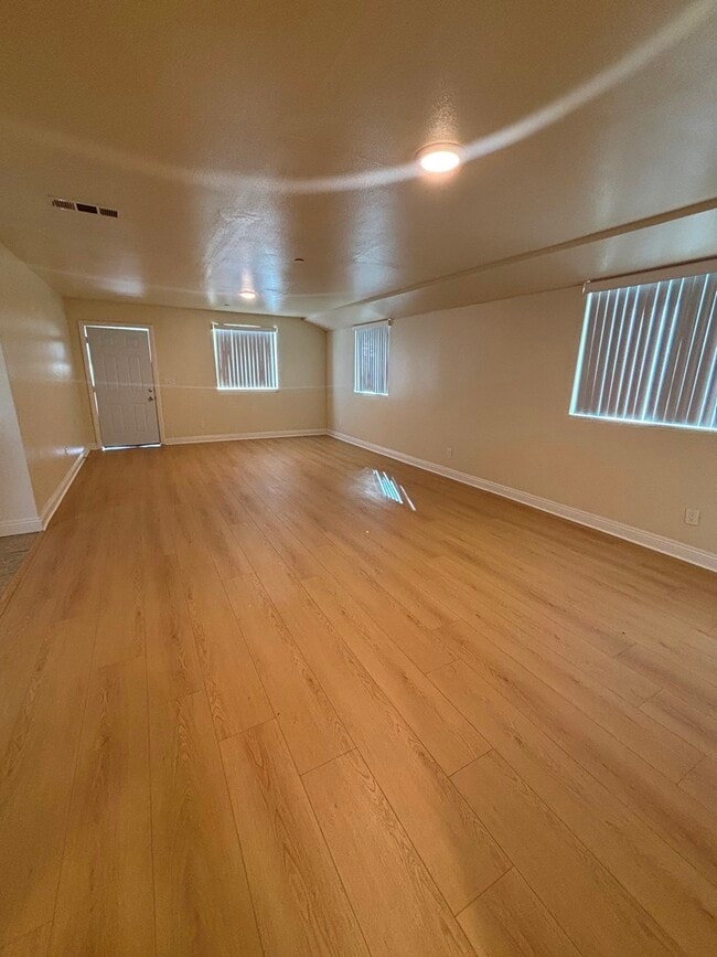 Building Photo - 1029 W 65th Pl