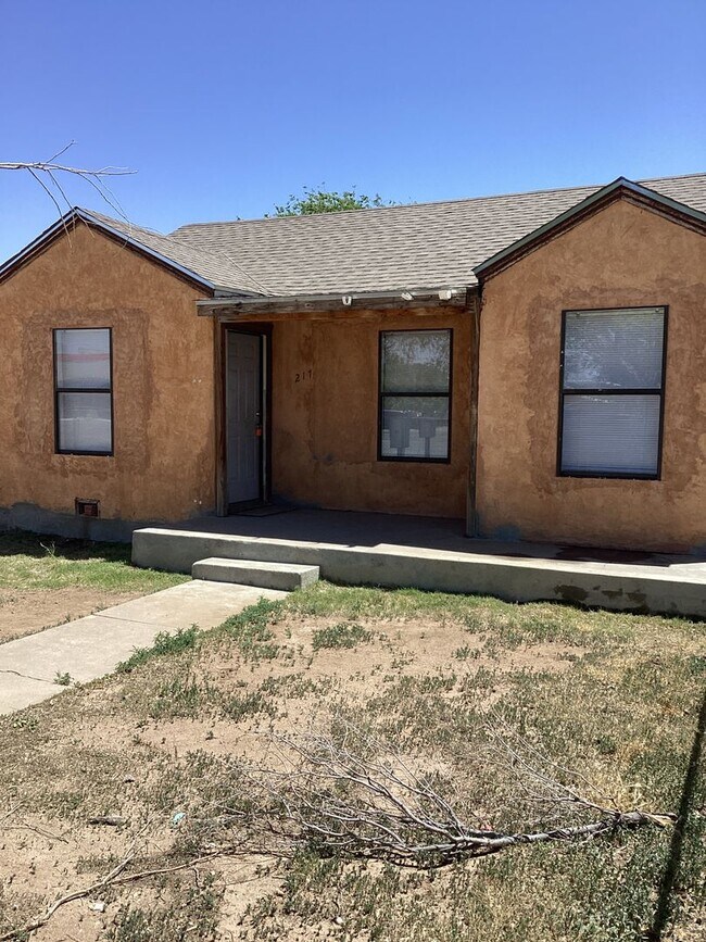 Foto del edificio - Newly Renovated 3 Bed Home! Located in Portales !