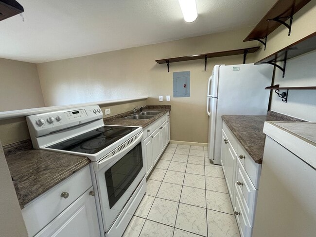 Building Photo - Windward Acres, Kaneohe. 3BR/2BA/2PKG corn...