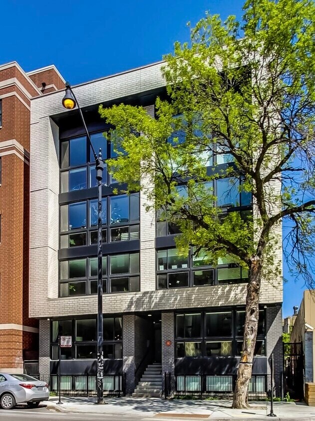 Foto principal - 2730 W Armitage Ave