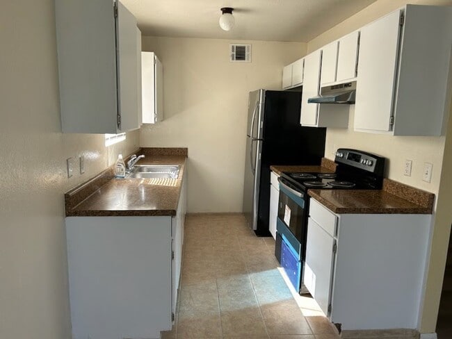Cocina bellamente remodelada con área de comedor independiente - 115 Lazy Ln