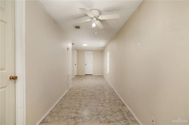 Foto del edificio - 214 E 3rd St