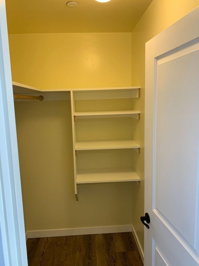 Building Photo - CHECK OUT THIS WARM 1 BEDROOM, 1 BATH APAR...