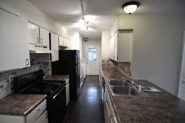 Building Photo - Upgraded Hill Country duplex