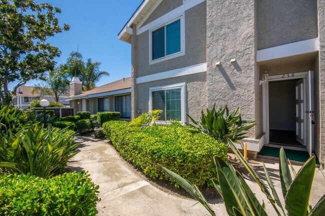 Foto del edificio - 3BR Townhome with Spacious Fenced Yard!