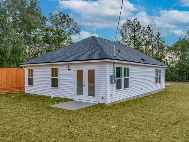 Photo - COMING SOON – 3 Bed, 2 Bath for $1650/Month! House