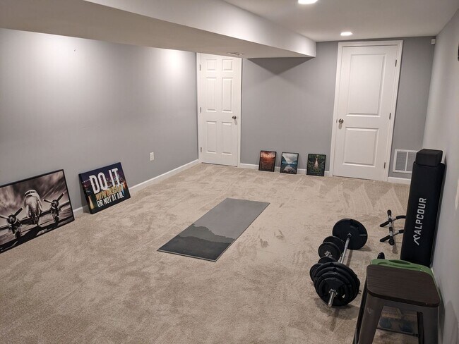 Building Photo - 3 BEDROOM 1.5 BATHROOM TOWNHOUSE IN BRIDGE...
