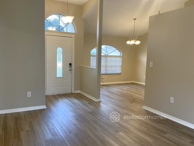Building Photo - 888 Somerset Dr