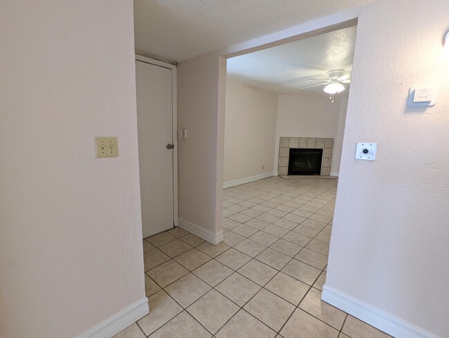 Foto del edificio - 8816 Norton St