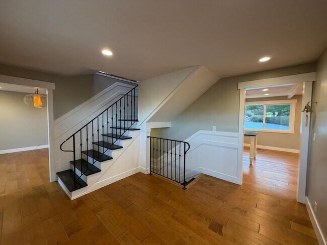 Foto del edificio - SPACIOUS PROPERTY DOWNTOWN FOR RENT!