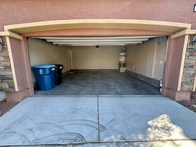 Cochera - 9341 W Pearblossom Sky Ave