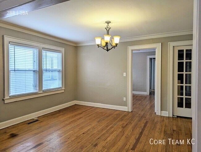 Building Photo - 2 Bedroom at 5007 Wyandotte in South Plaza