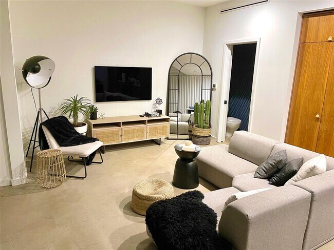 Building Photo - 1713 Bluebonnet Ln