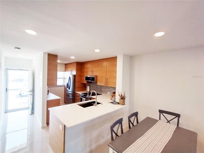 Building Photo - 950 Tarpon Center Dr