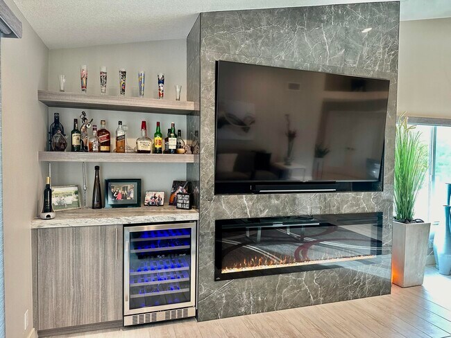 Building Photo - 348 Vista Royale Dr