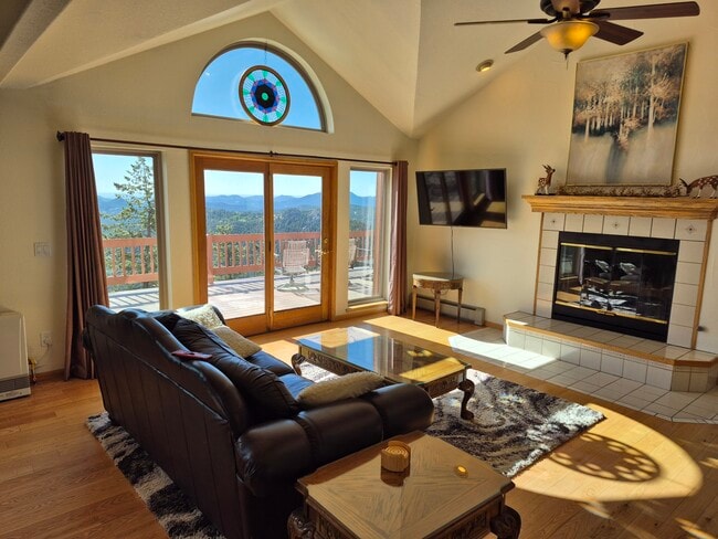 Building Photo - 1096 Aspen Dr