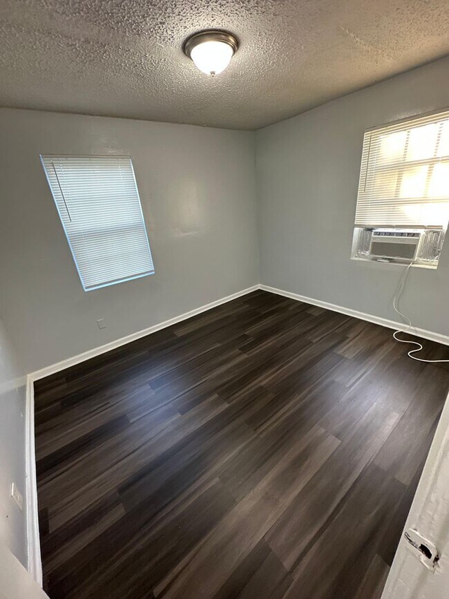 Foto del edificio - 1528 Mt Herman St