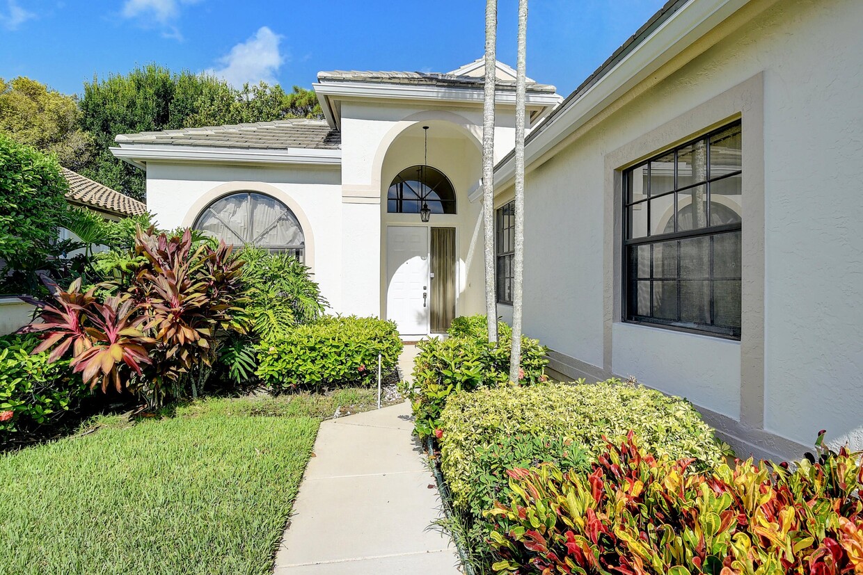 Foto principal - 10201 Lexington Lakes Blvd N