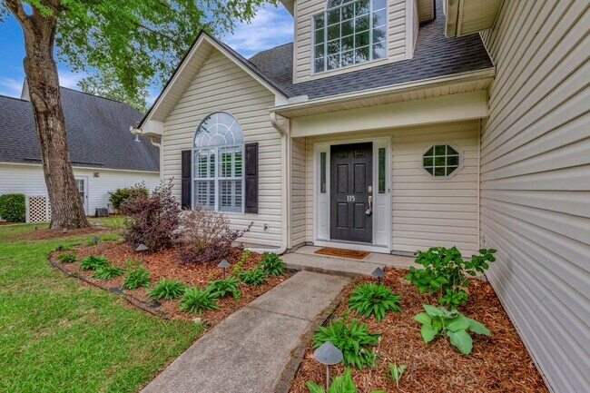 Building Photo - Beautiful Home in The Hamlets