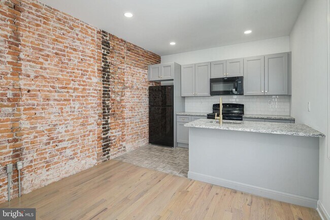 Building Photo - 2122 N Woodstock St